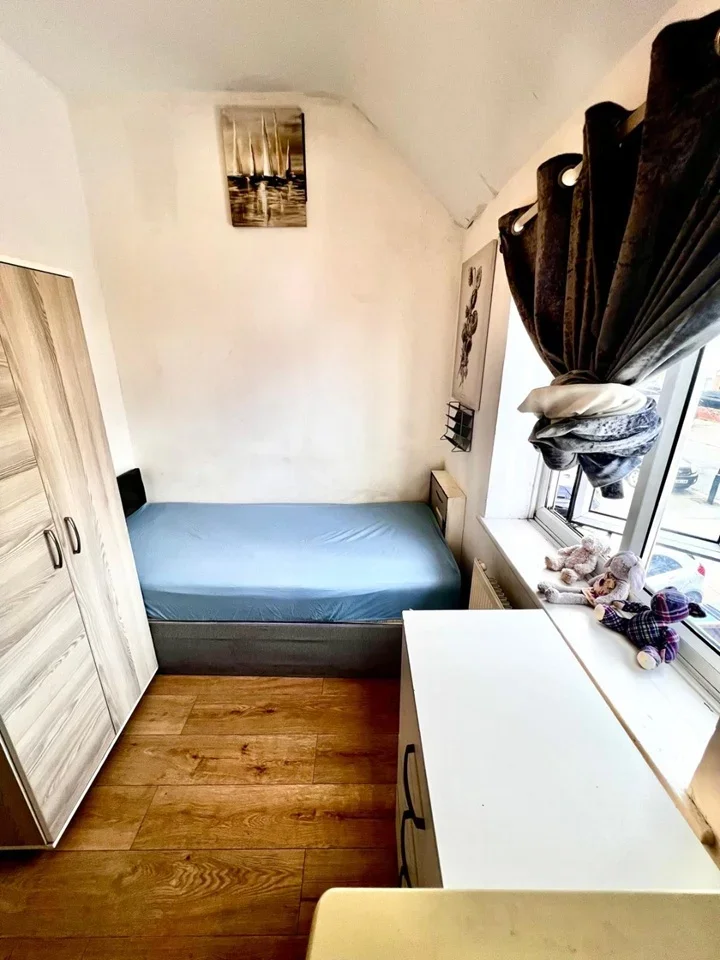 Room Village Way in Greater London