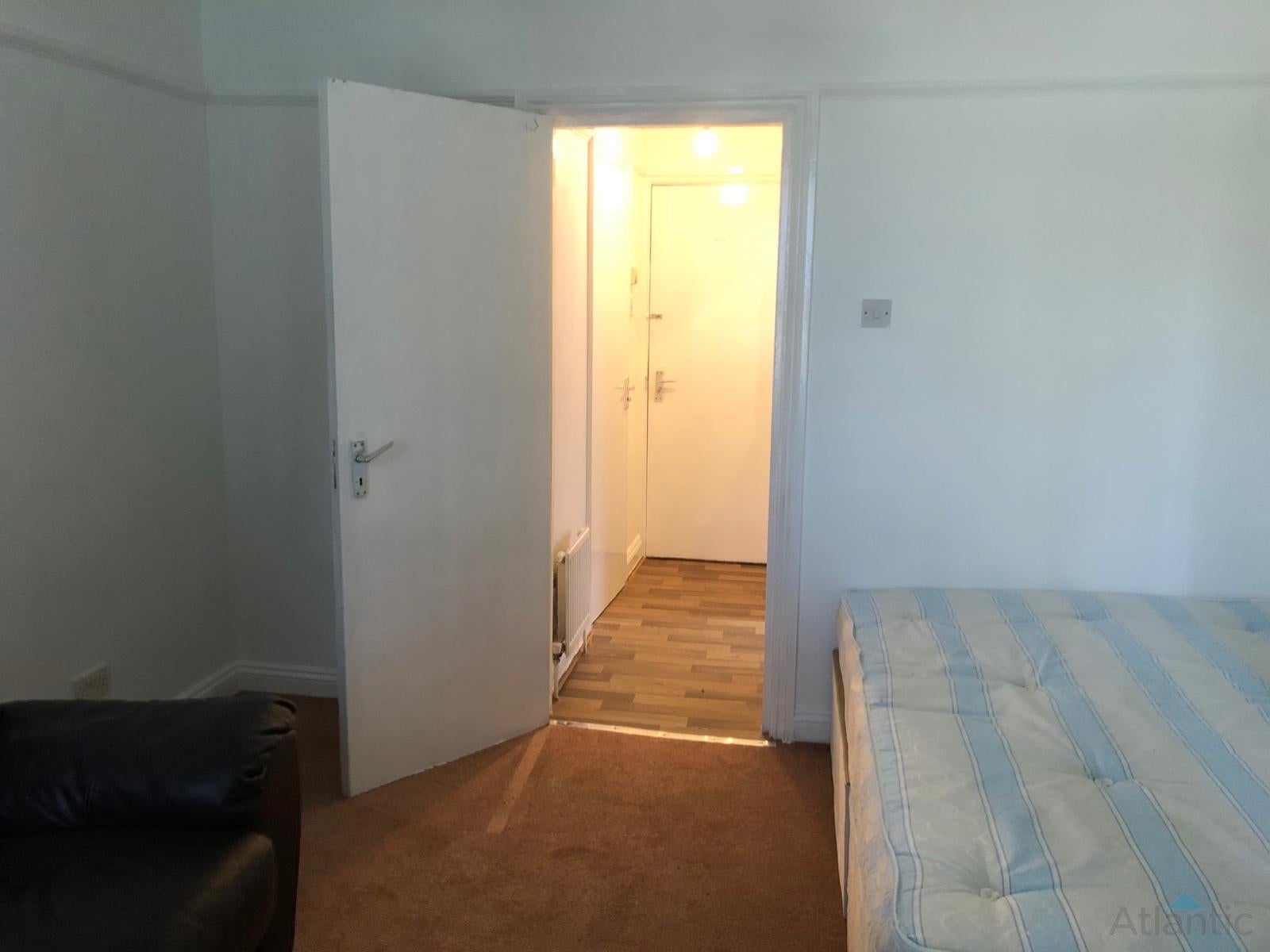 Flat Harlesden Gardens in Greater London