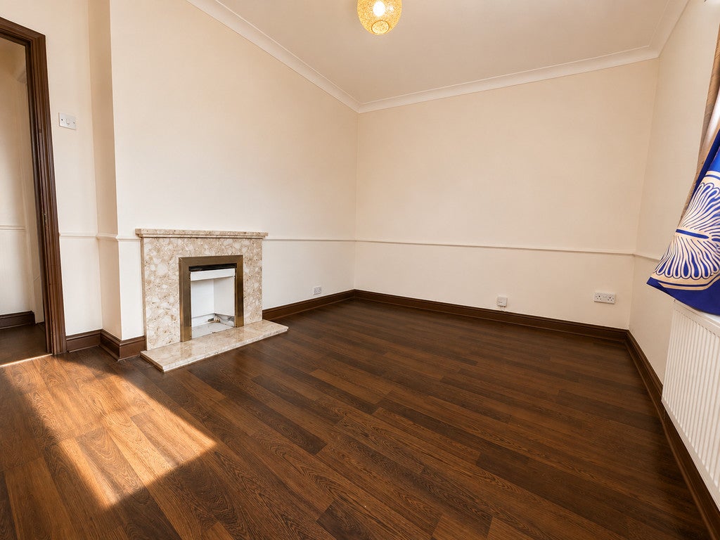Flat Birch Gardens in Greater London