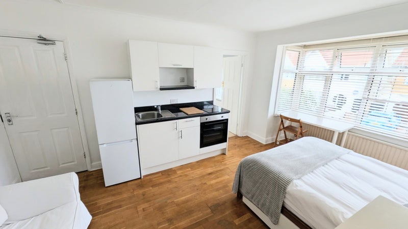 Room Burlington Avenue in Slough