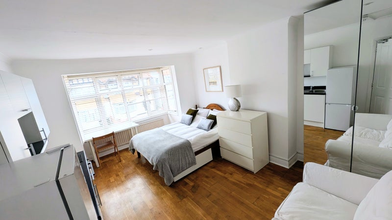 Room Burlington Avenue in Slough