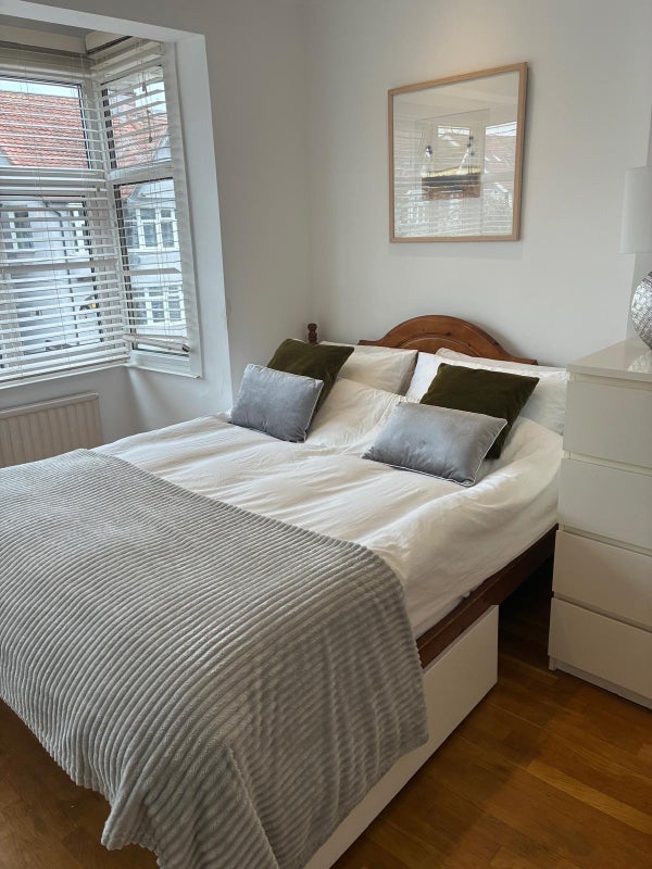 Room Burlington Avenue in Slough