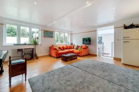 House Mortlake Road in Greater London