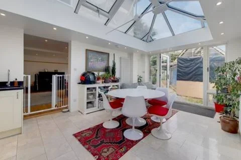 House Mortlake Road in Greater London