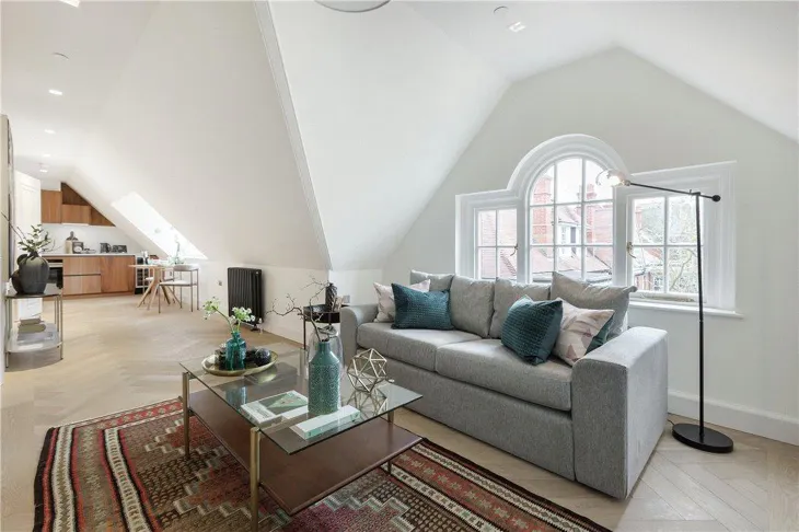 Flat Kidderpore Avenue in Greater London