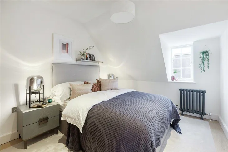 Flat Kidderpore Avenue in Greater London