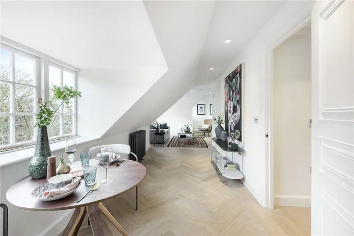 Flat Kidderpore Avenue in Greater London