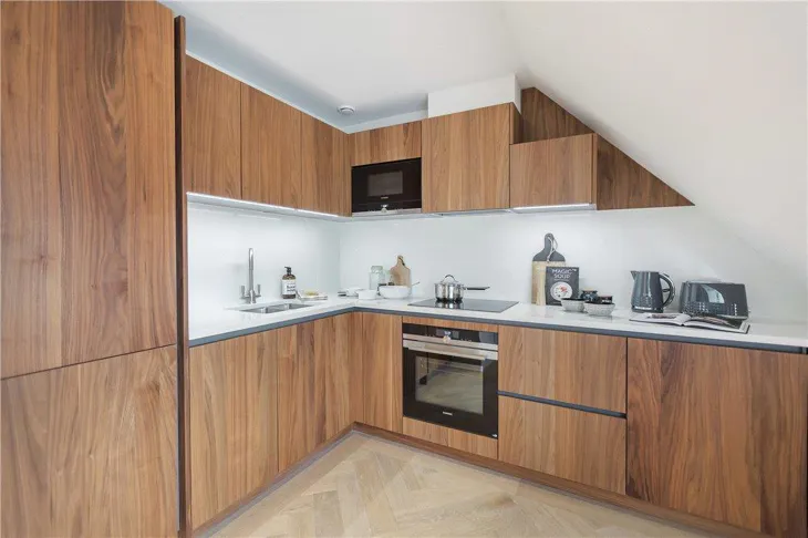 Flat Kidderpore Avenue in Greater London