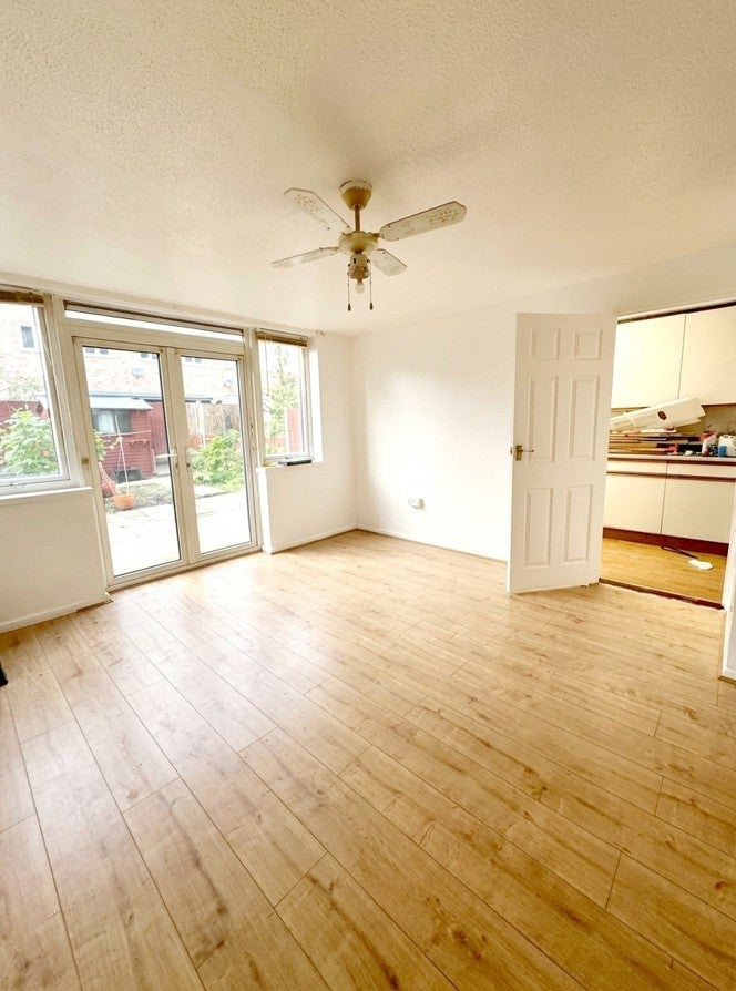 Flat Tiptree Crescent in Greater London