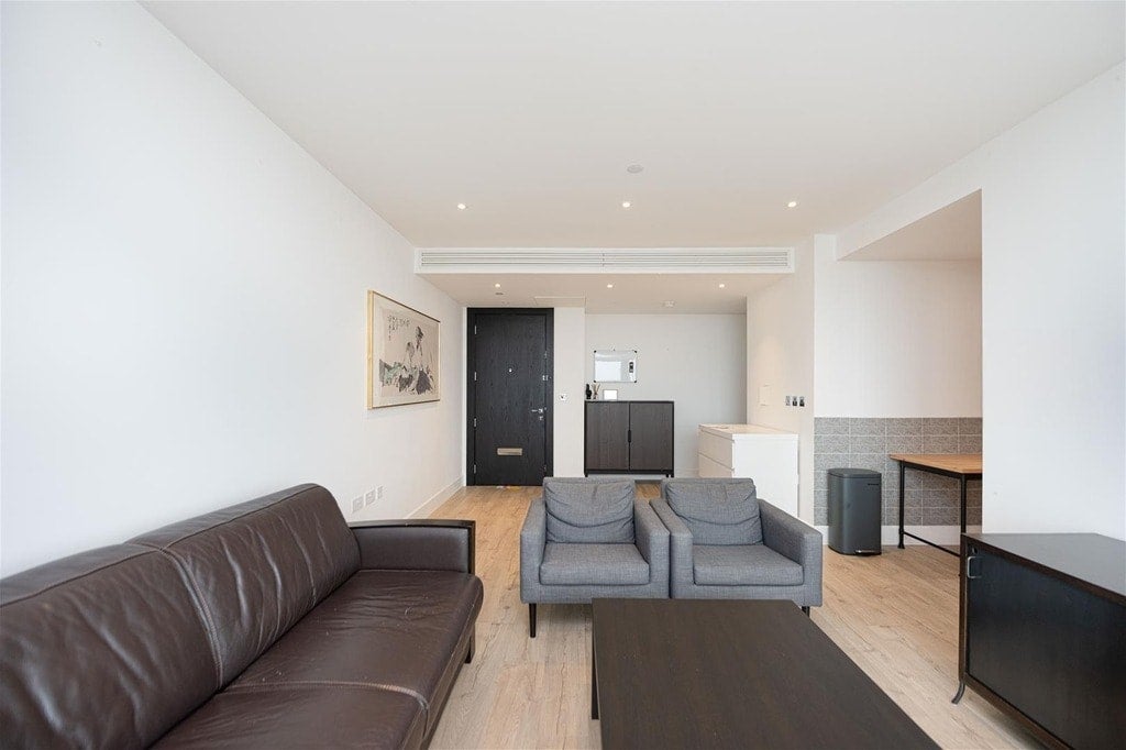 Flat Bridle Mews in Greater London