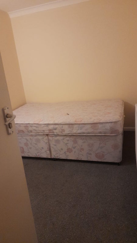 Room Shawfield Close in Madeley