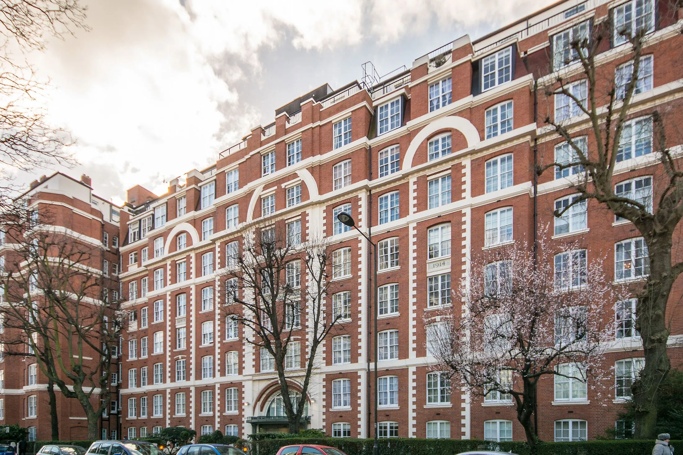 Flat Grove End Road in City of Westminster