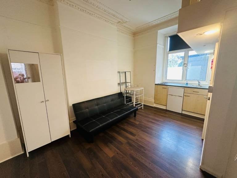 Flat Kenton Road in Greater London