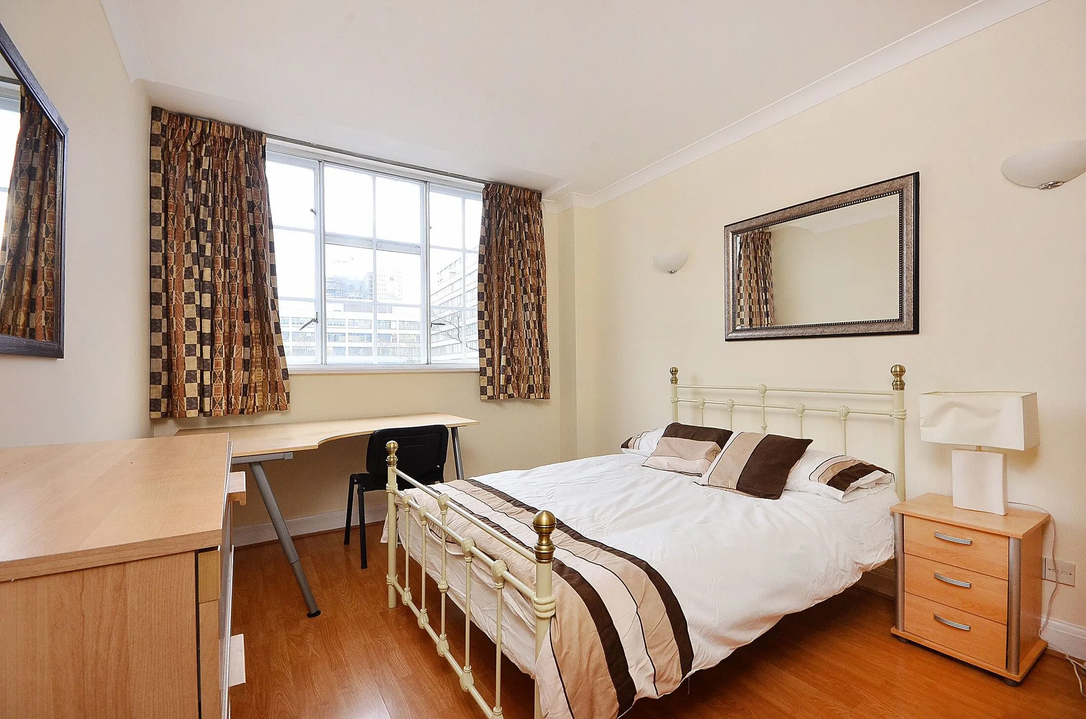 Flat Belvedere Road in Greater London