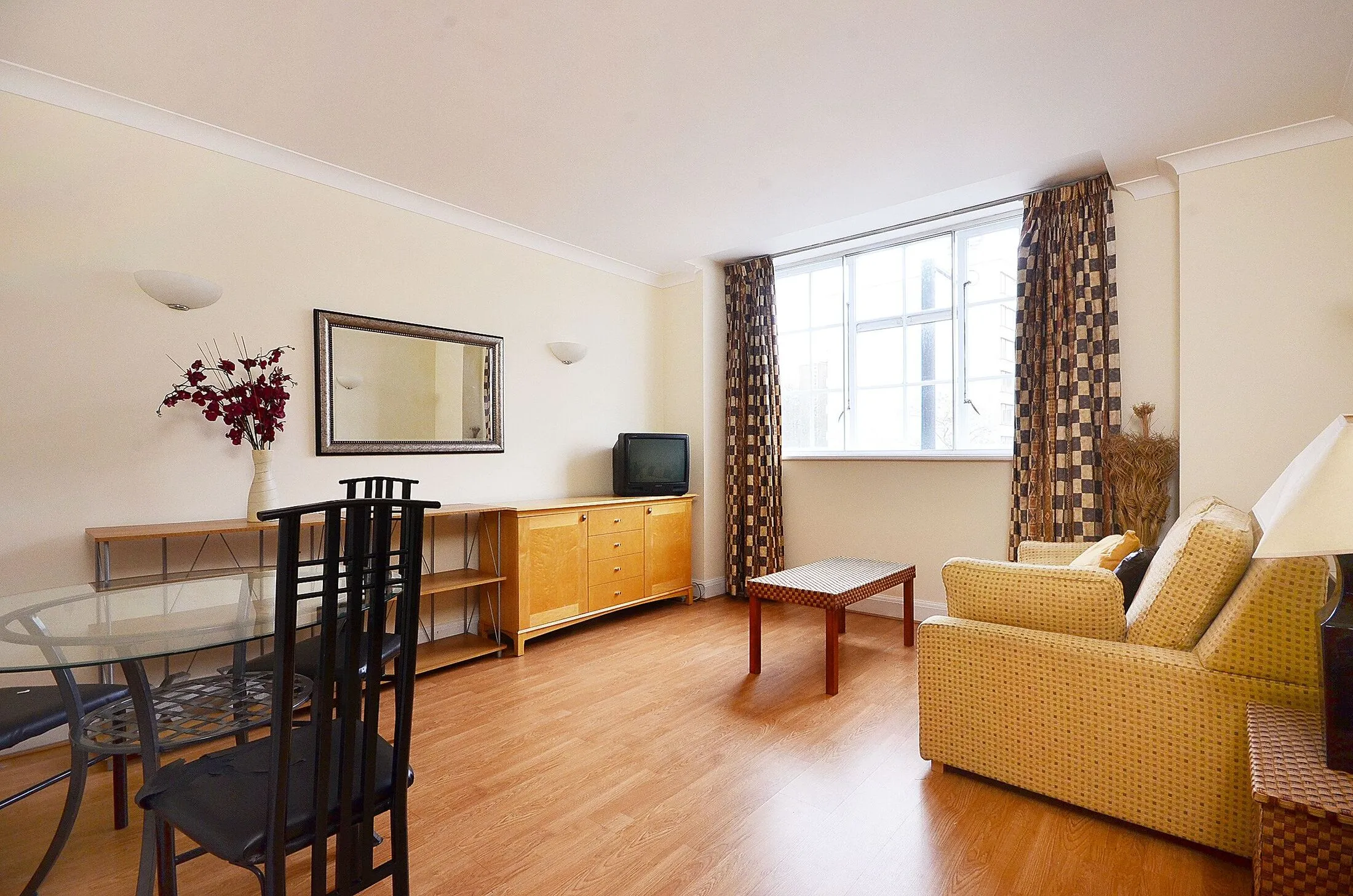 Flat Belvedere Road in Greater London