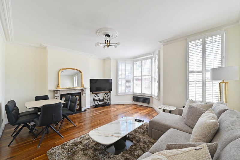 Flat Park Avenue in Greater London