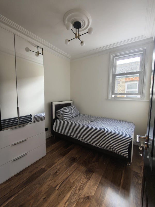 Flat Park Avenue in Greater London