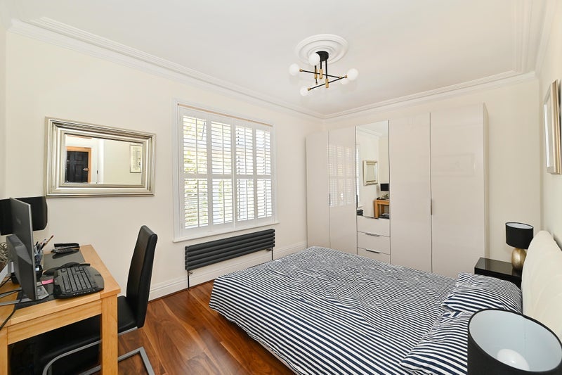 Flat Park Avenue in Greater London