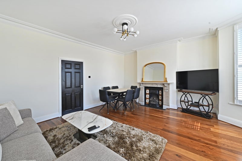 Flat Park Avenue in Greater London