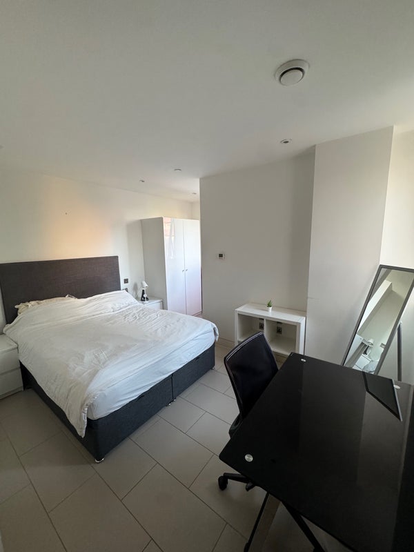 Room Hampton Street in Greater London