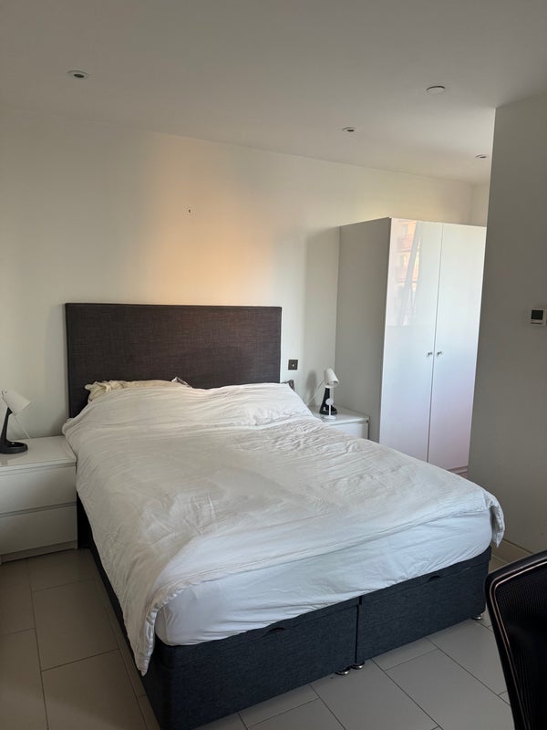 Room Hampton Street in Greater London