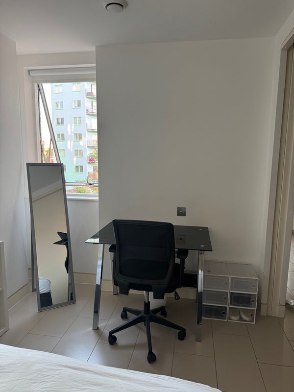 Room Hampton Street in Greater London