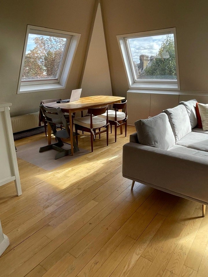 Flat Chalcot Gardens in Greater London