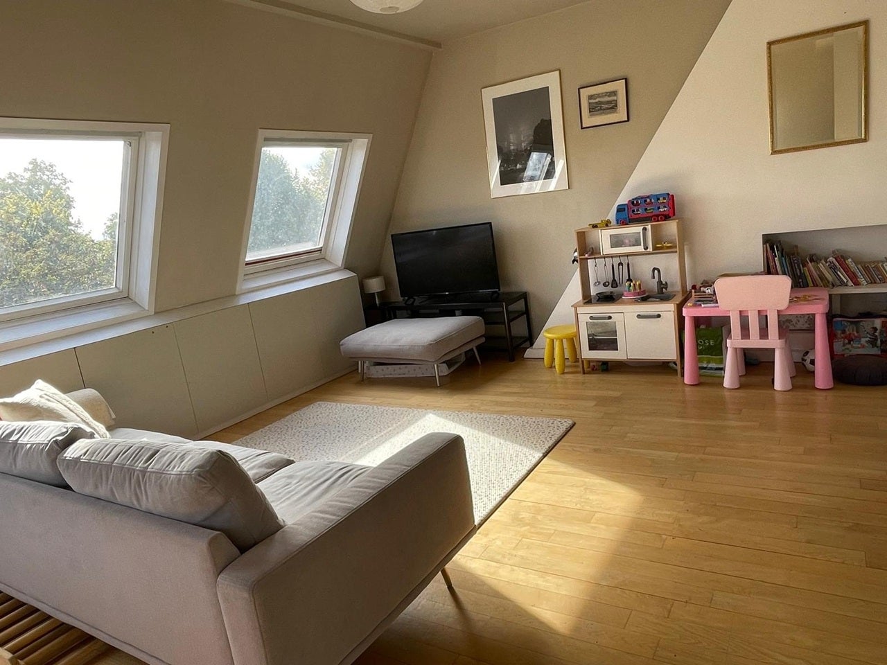 Flat Chalcot Gardens in Greater London