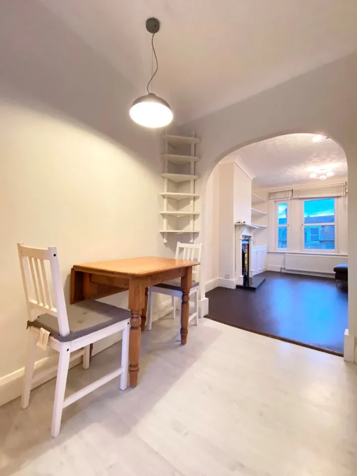 Flat Garratt Lane in Greater London
