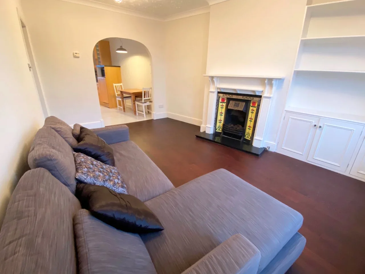 Flat Garratt Lane in Greater London