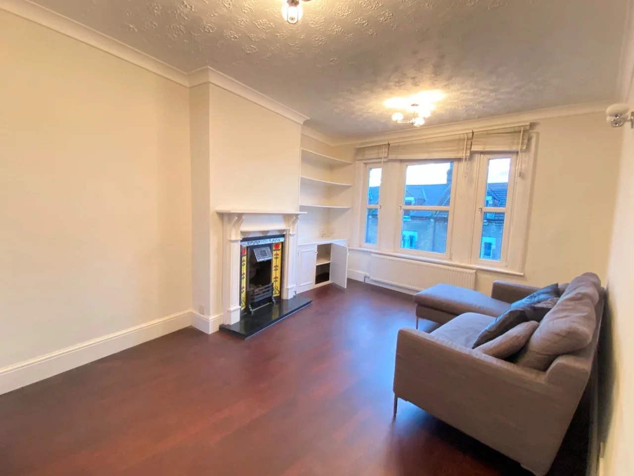 Flat Garratt Lane in Greater London