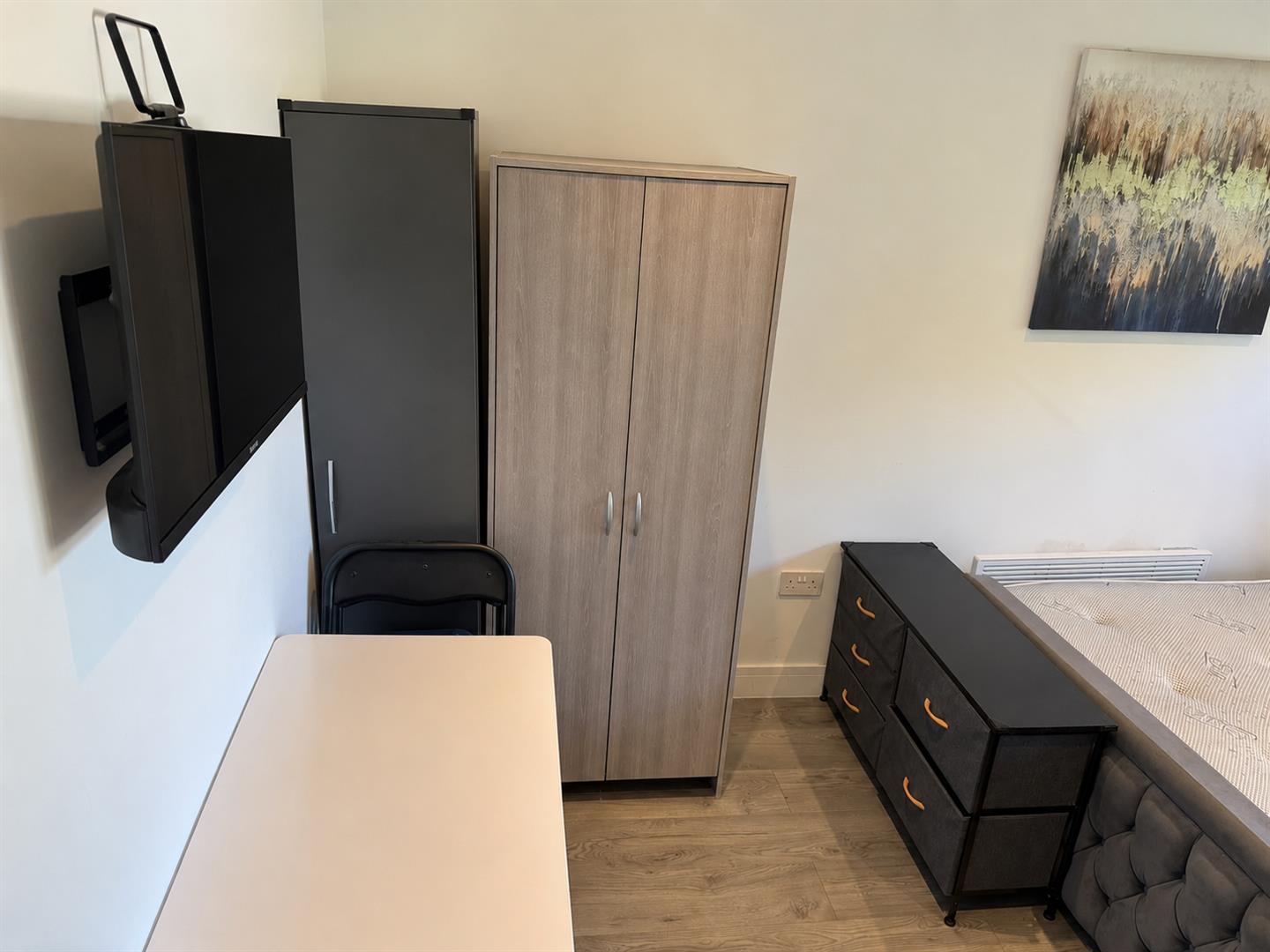 Room Hazellville Road in Greater London