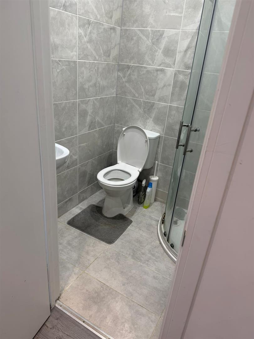 Room Hazellville Road in Greater London