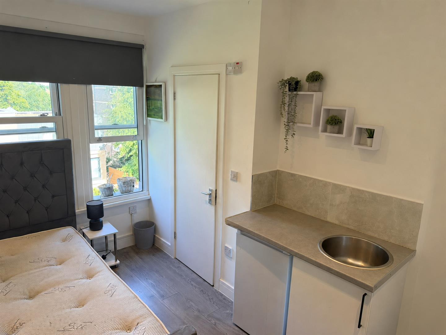 Room Hazellville Road in Greater London