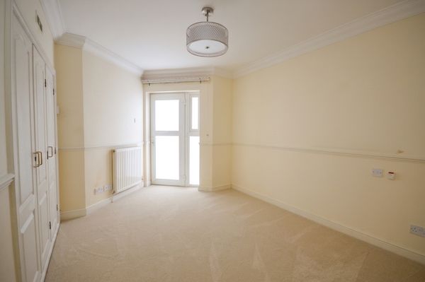 Flat Bramhall Lane South in Bramhall