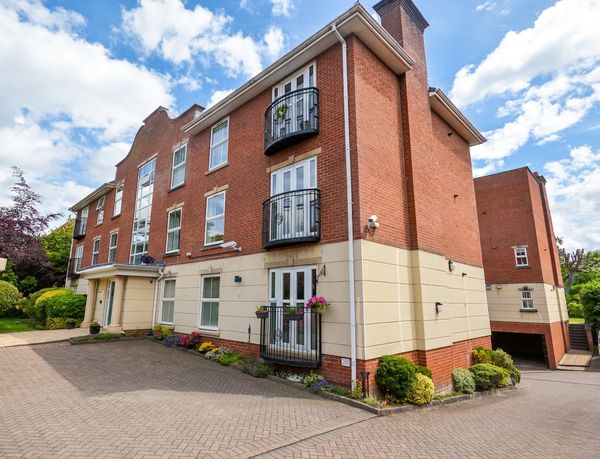 Flat Bramhall Lane South in Bramhall