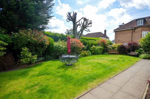Flat Bramhall Lane South in Bramhall