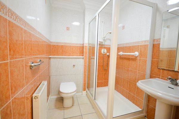 Flat Bramhall Lane South in Bramhall