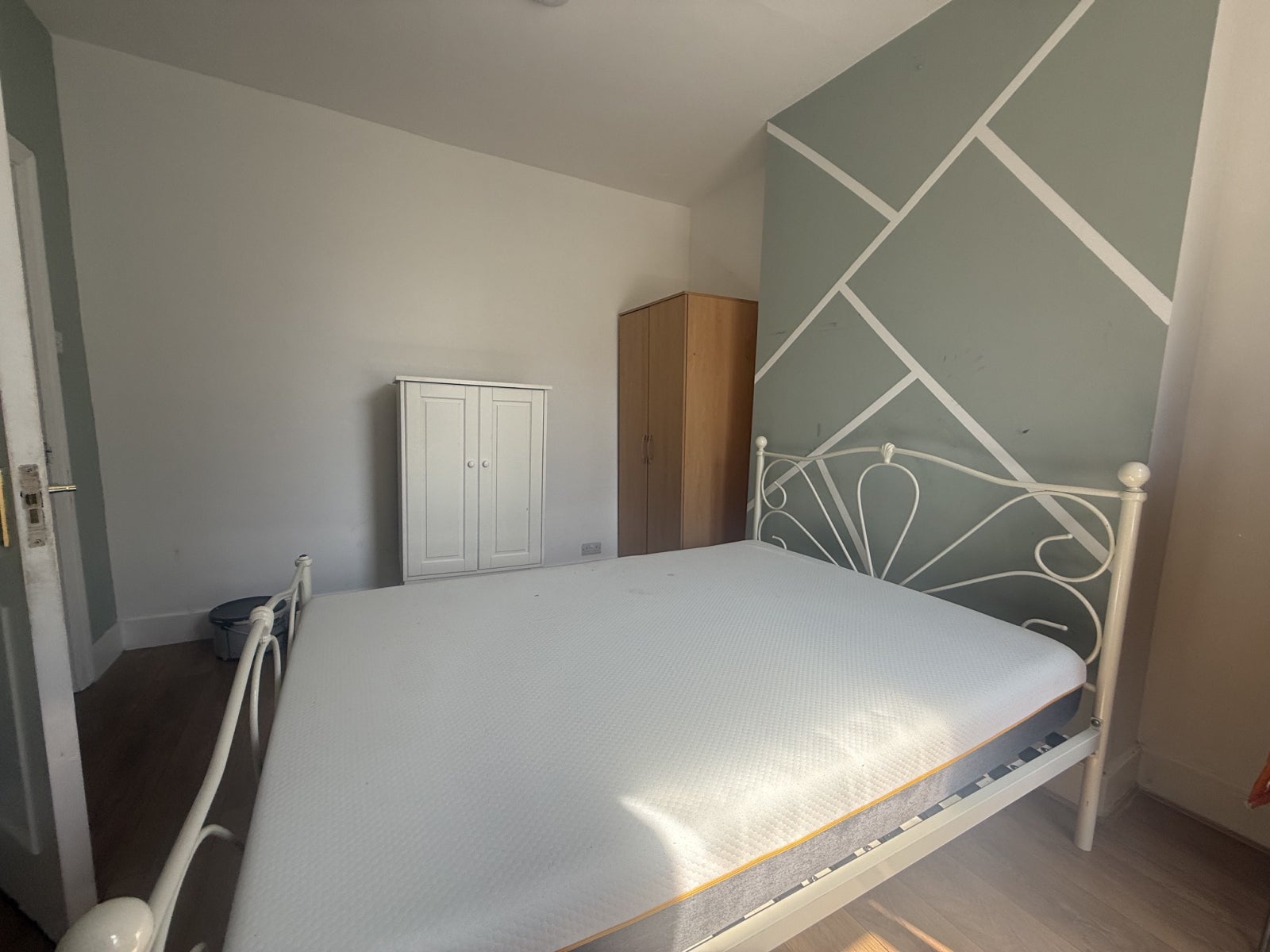 Flat Radnor Road in Greater London