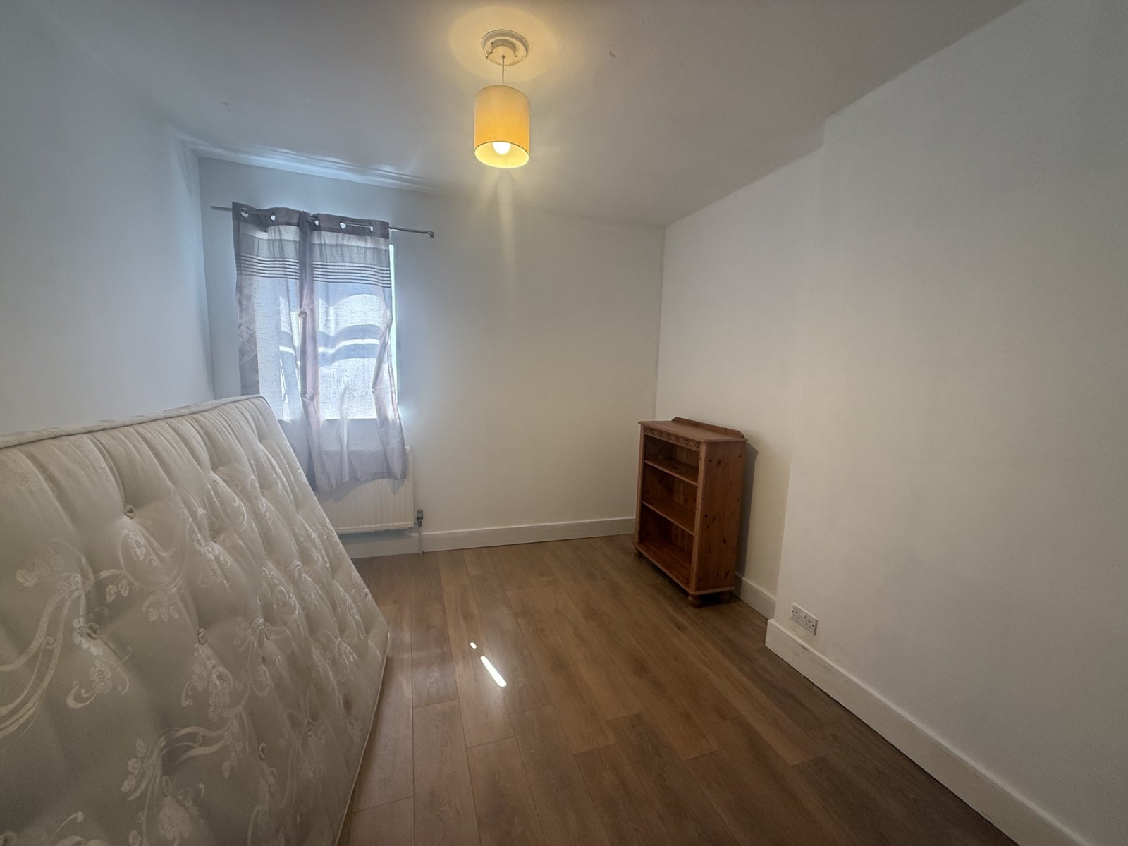 Flat Radnor Road in Greater London
