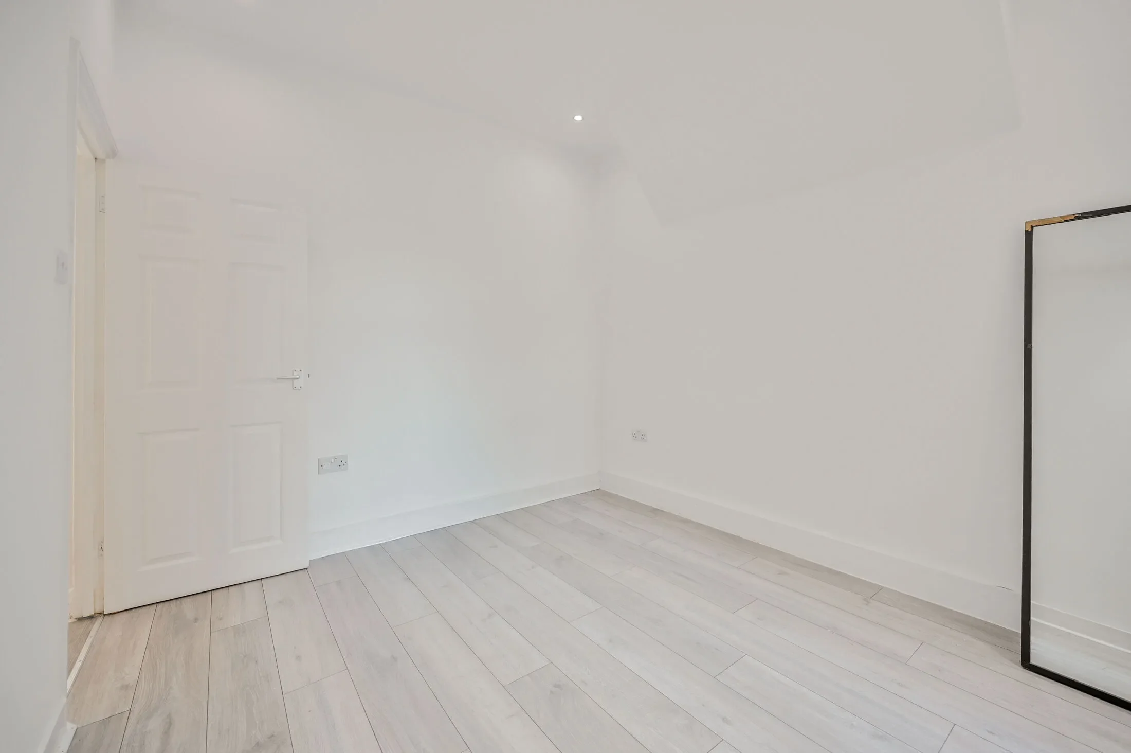 Flat Claude Road in Greater London