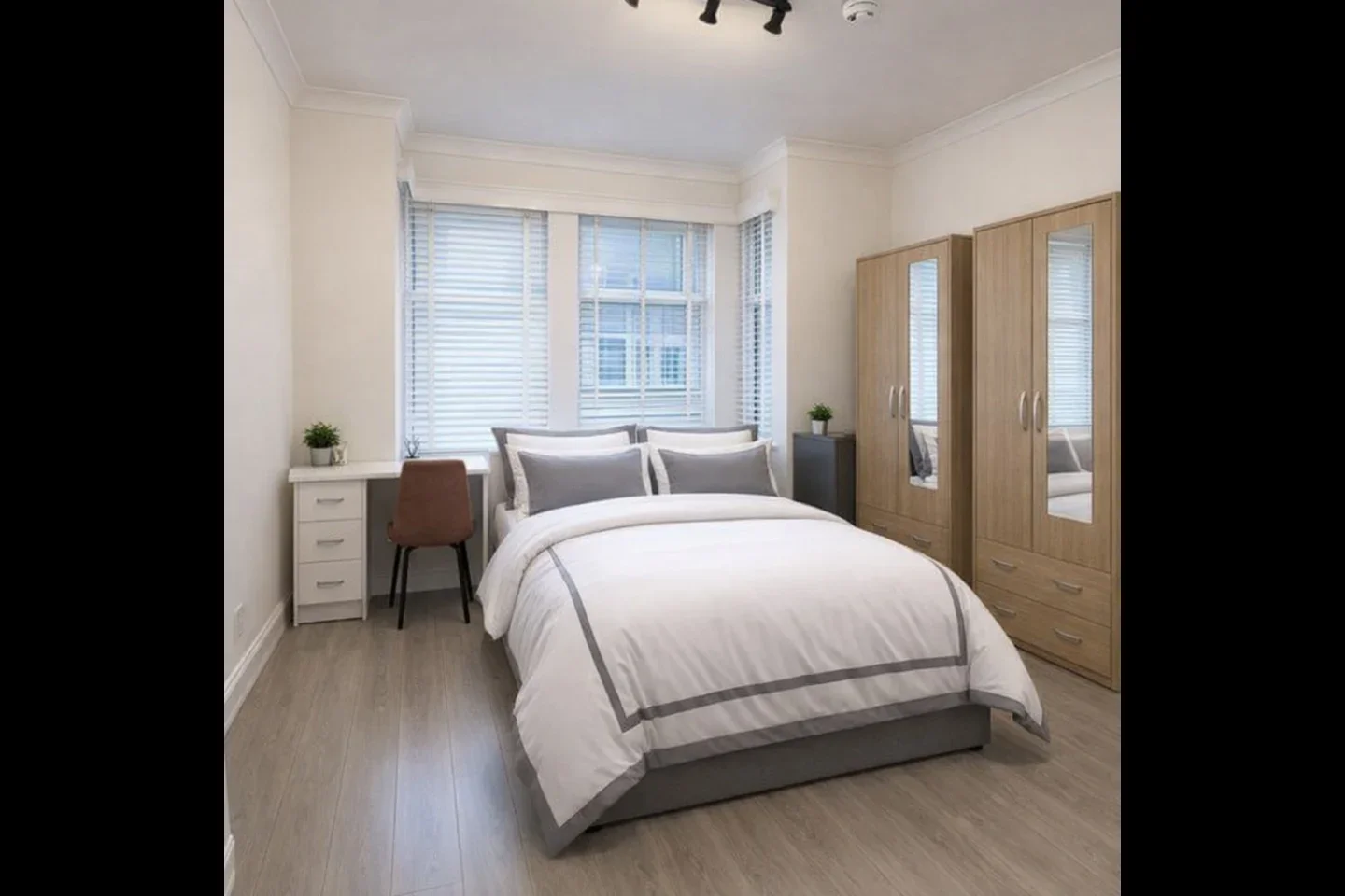 Room Arragon Road in Greater London
