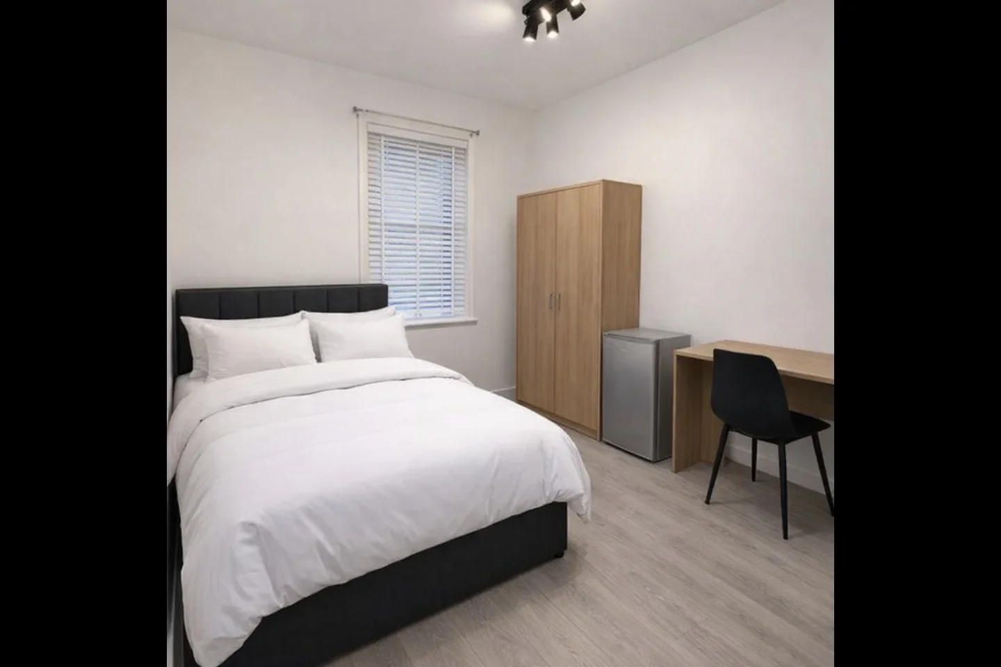 Room Arragon Road in Greater London