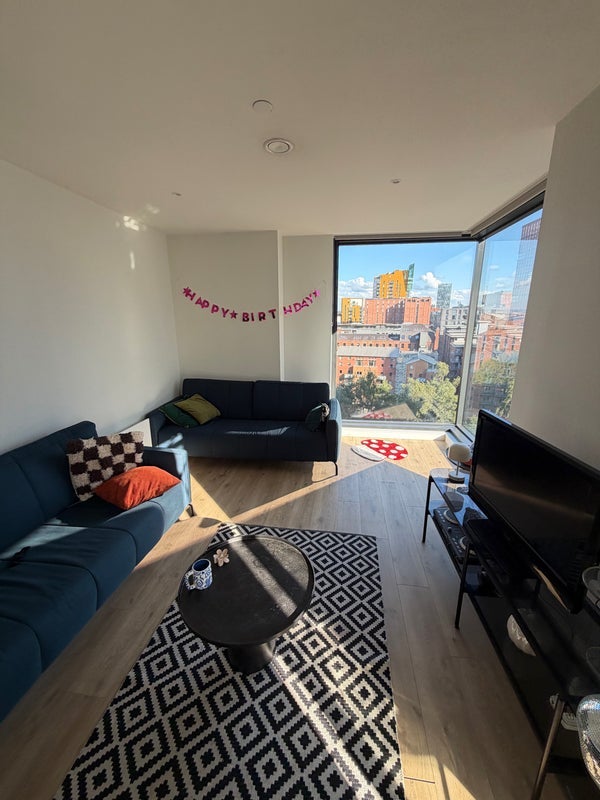 Room Aspin Lane in Manchester