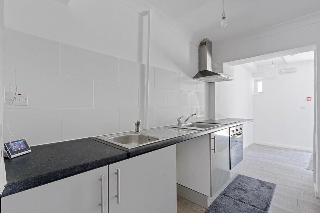 Room Coles Green Road in Greater London