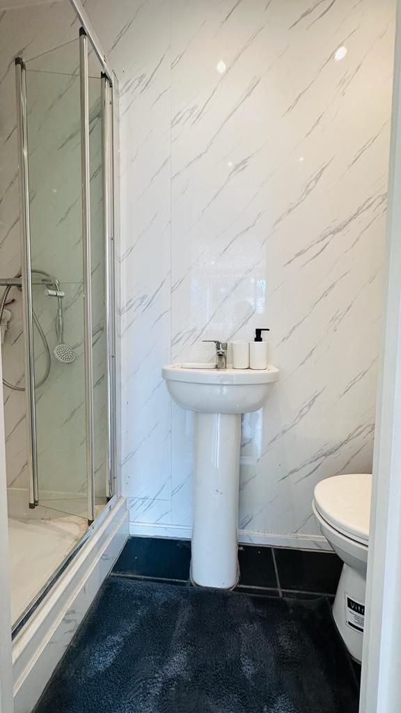 Room Coles Green Road in Greater London