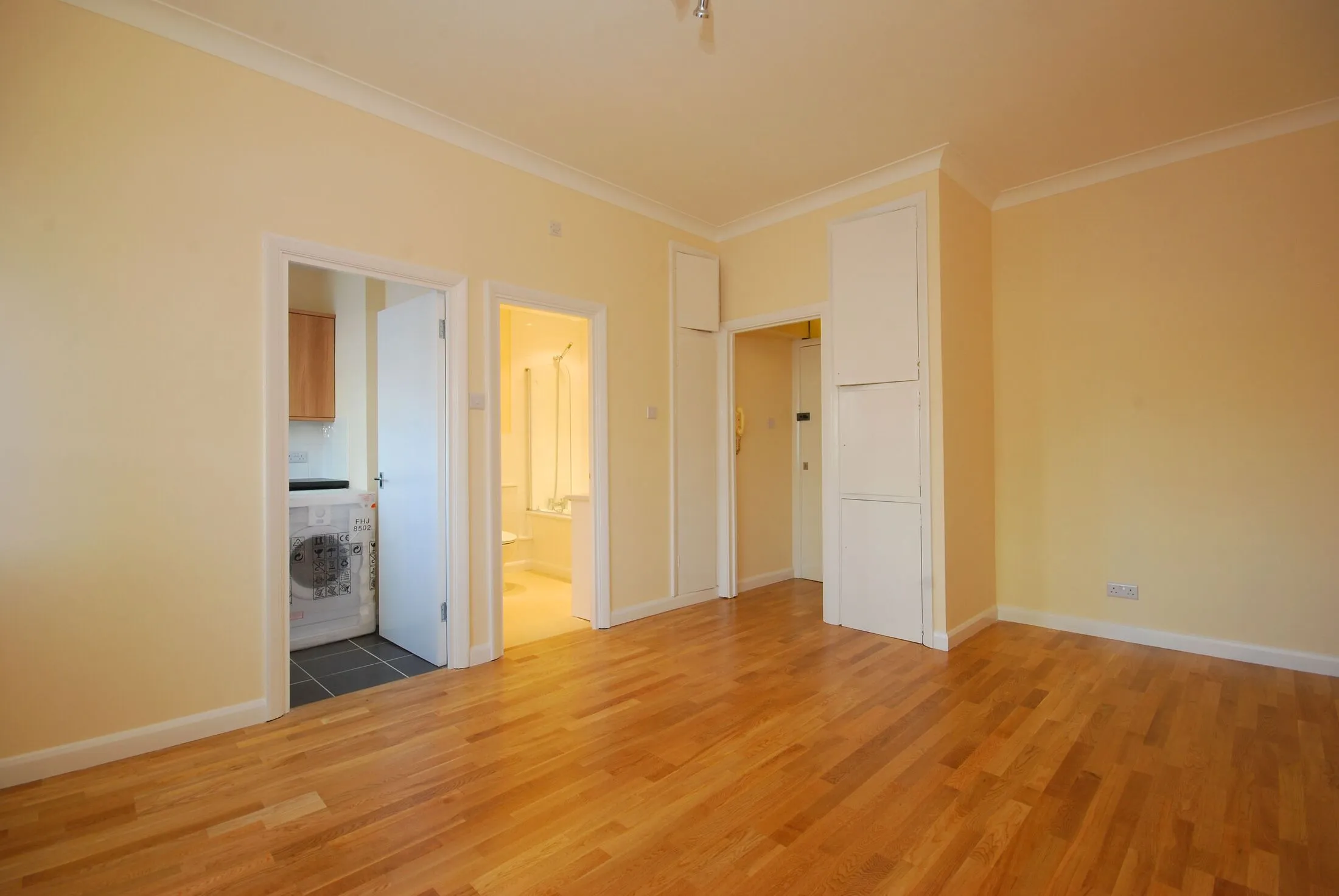 Flat Warren Street in Greater London