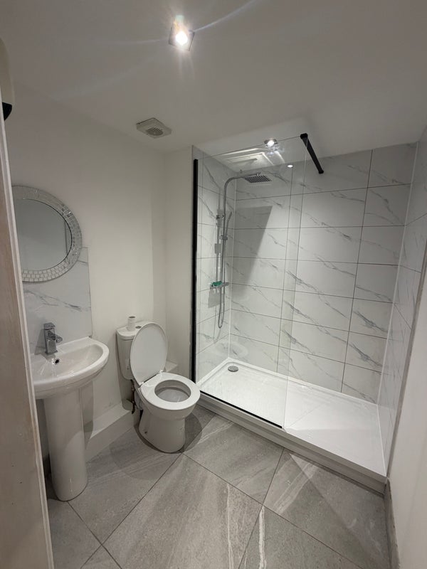 Room Elmira Way in Salford