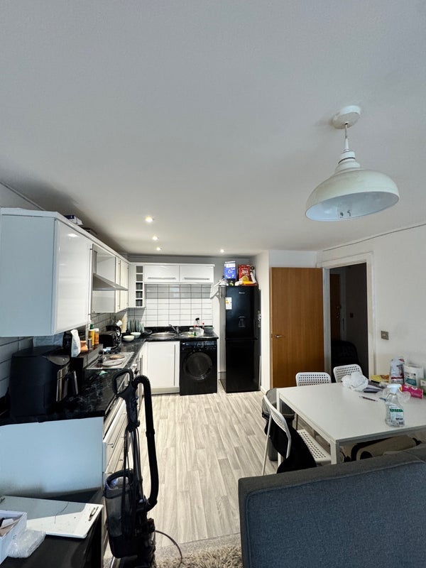 Room Elmira Way in Salford