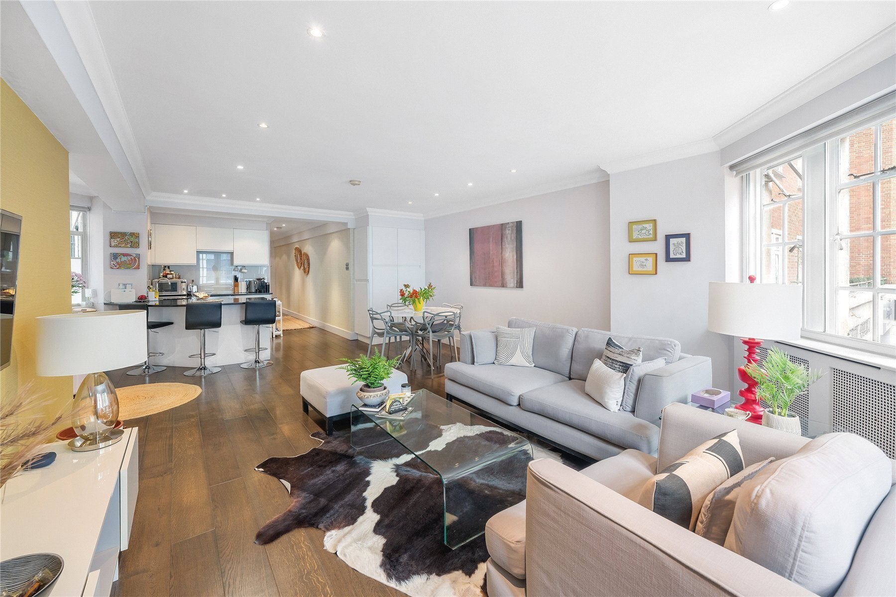 Flat Kensington High Street in Greater London